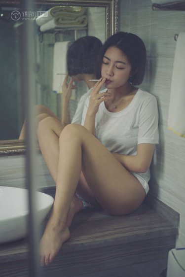 美女被吸